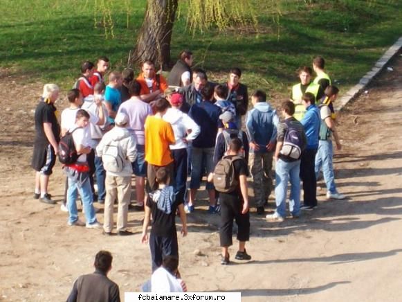 o poza q noi inainte de meci :) poze cu galeria fc baia mare